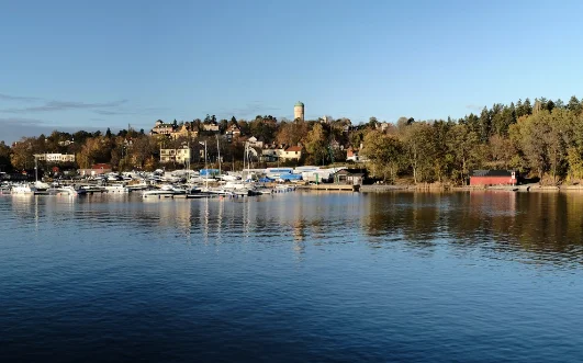 bostäder intill sjö i Danderyd